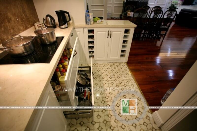 Tủ bếp dưới được thiết kế với tay nắm âm an toàn lại gọn gàng hơn Tủ bếp gỗ, tủ bếp gỗ tự nhiên, tủ bếp tân cổ điển